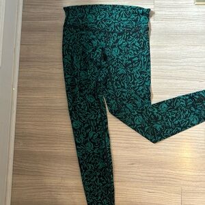 Size 8 green/black Lululemon wunder under leggings